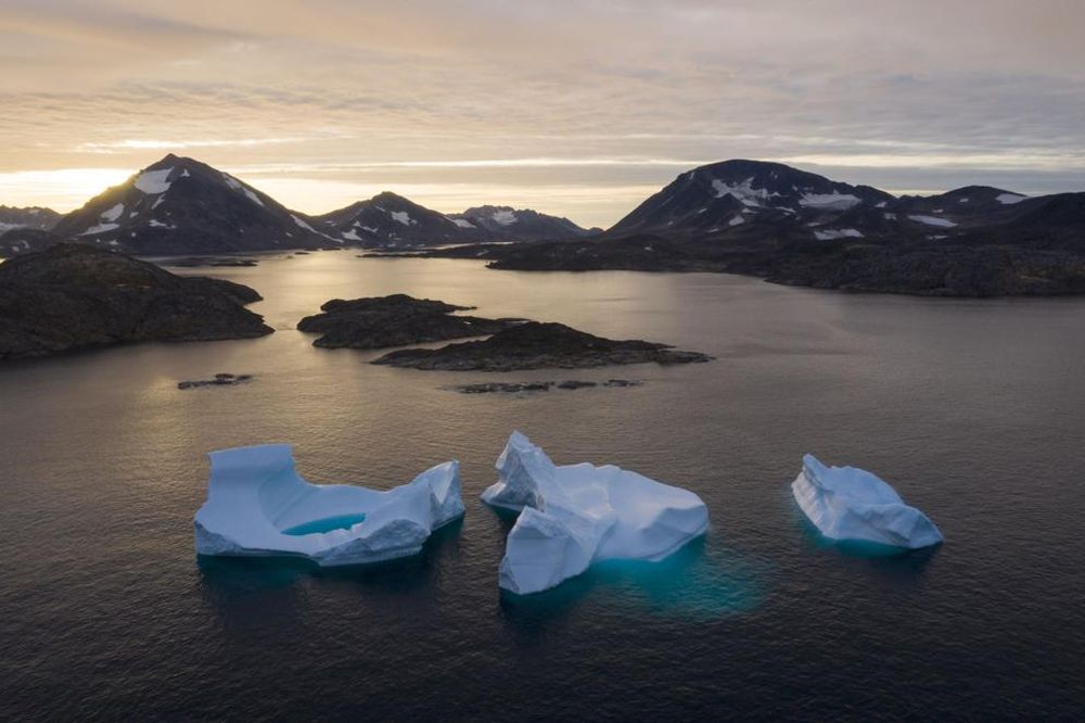 50 + Alarming Images of Melting Ice Masses amid Global Warming 