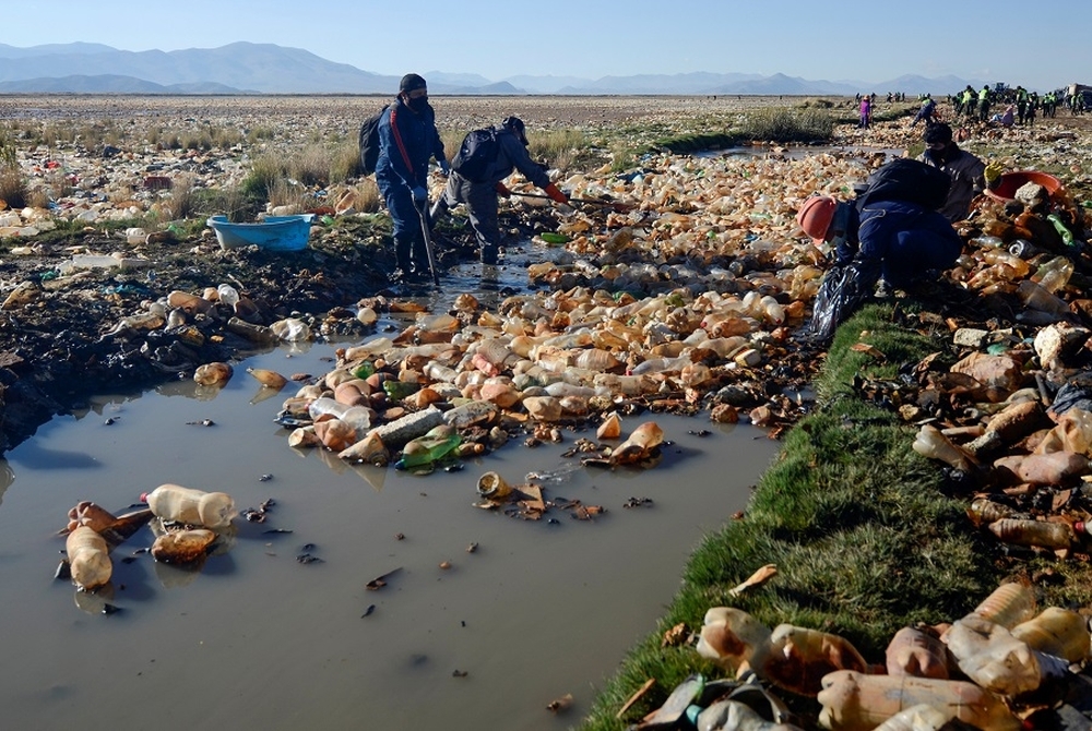 Plastic in Uru Uru Lake