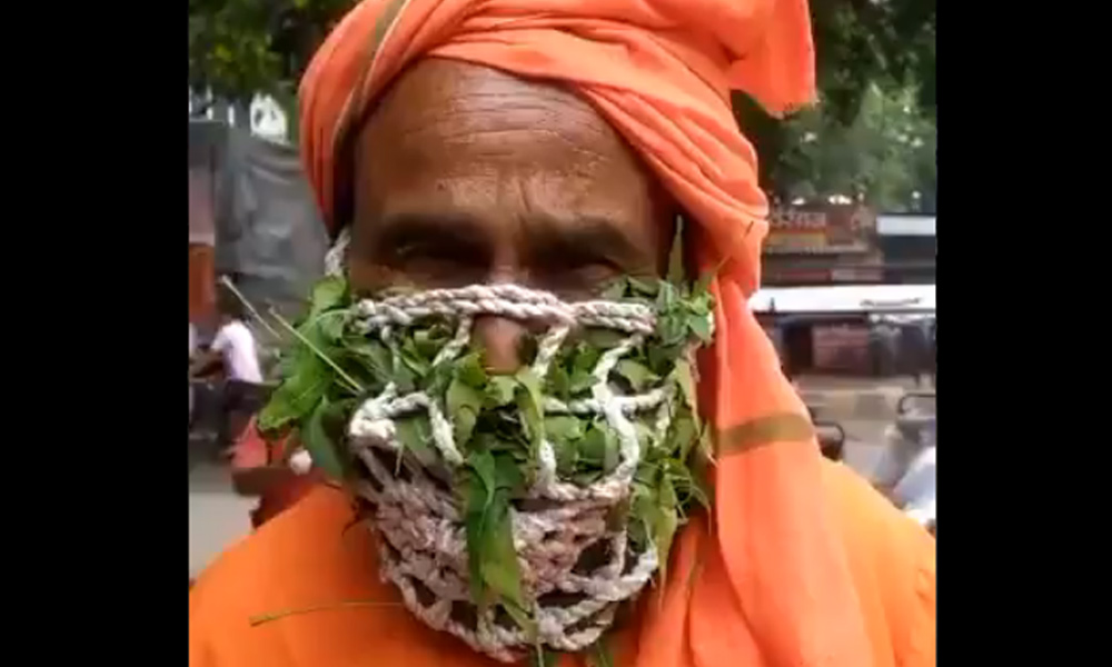 Indian Priest Dons Tulsi-Neem Mask citing ‘Medicinal Benefits’