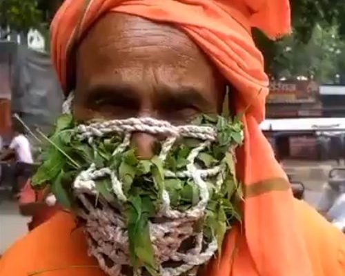 Indian Priest Dons Tulsi-Neem Mask citing ‘Medicinal Benefits’