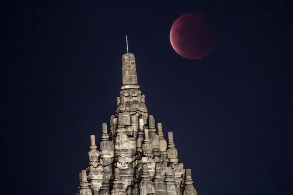 Super Blood Moon 2021 in pictures