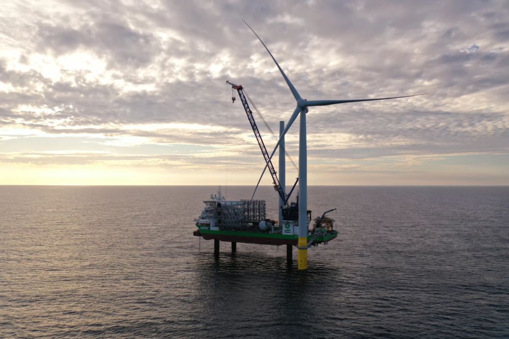 World's Largest Offshore wind Farm Produces its First Power