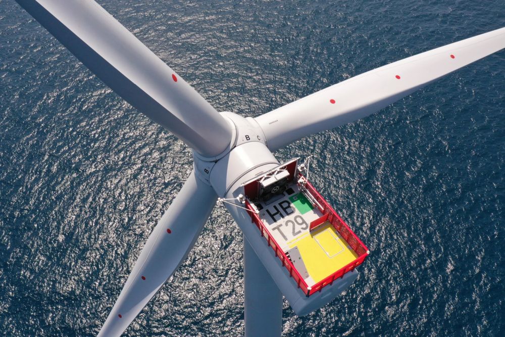 World's Largest Offshore wind Farm Produces its First Power
