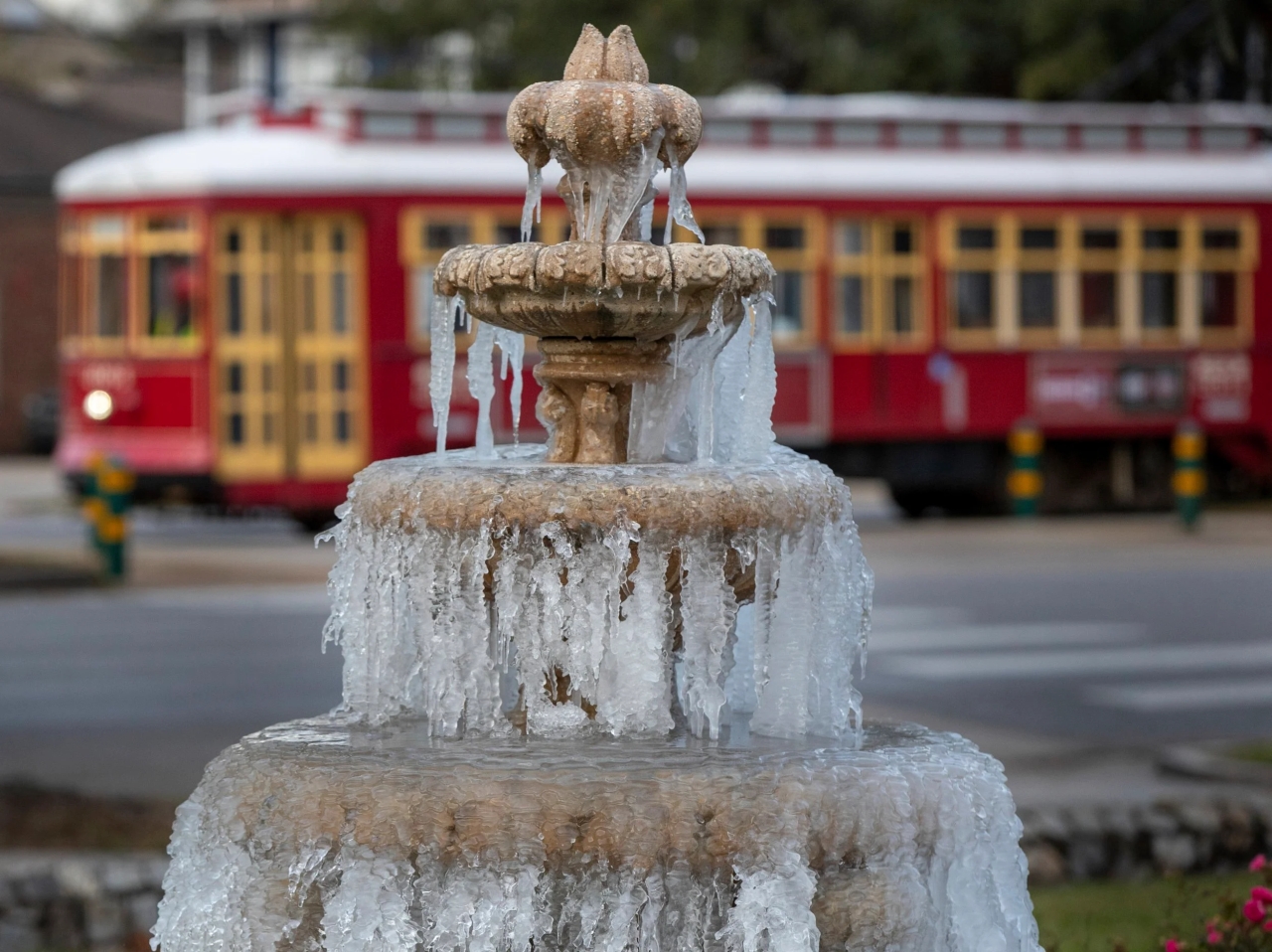 US Bomb Cyclone in Pictures: A frozen fountain in New Orleans