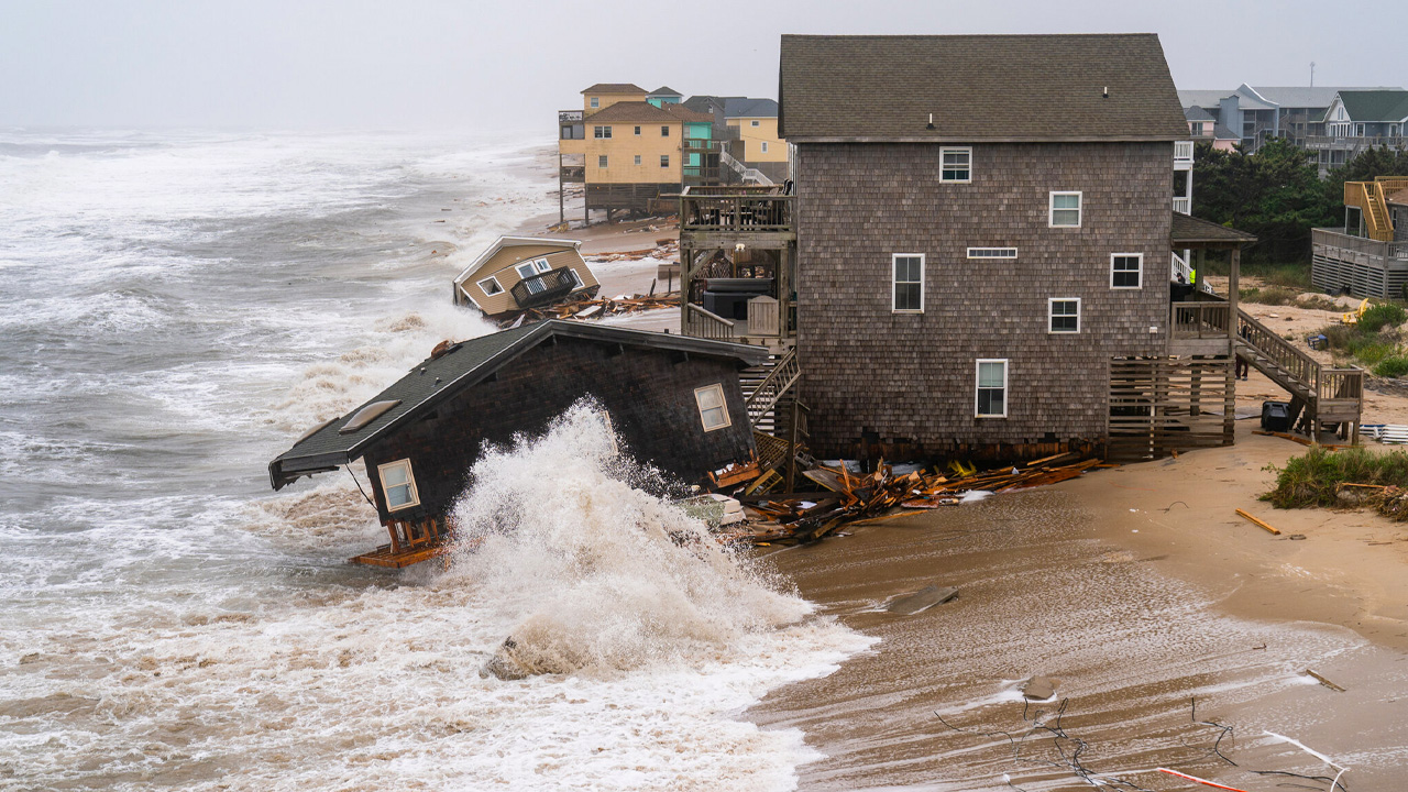 Houses-collapsed-into-the-Atlantic-Ocean-in-the-Outer-Banks-due-to-sea-level-rise